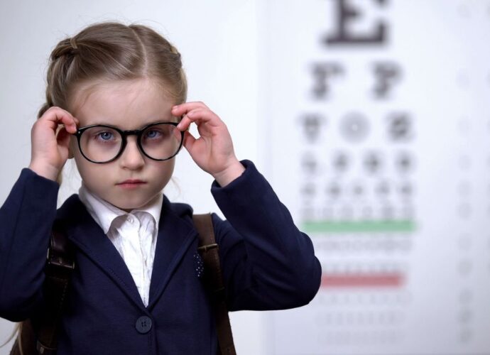 Dziewczynka w okularach - korekcja krótkowzroczności u dzieci