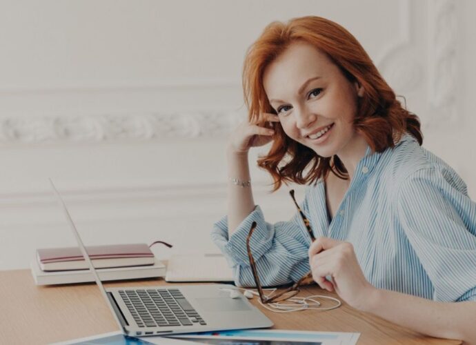 Księgowa w trakcie pracy