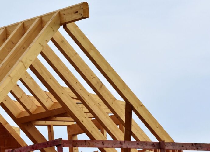 Łacenie dachu. Jakie drewno wybrać na łaty i kontrłaty?