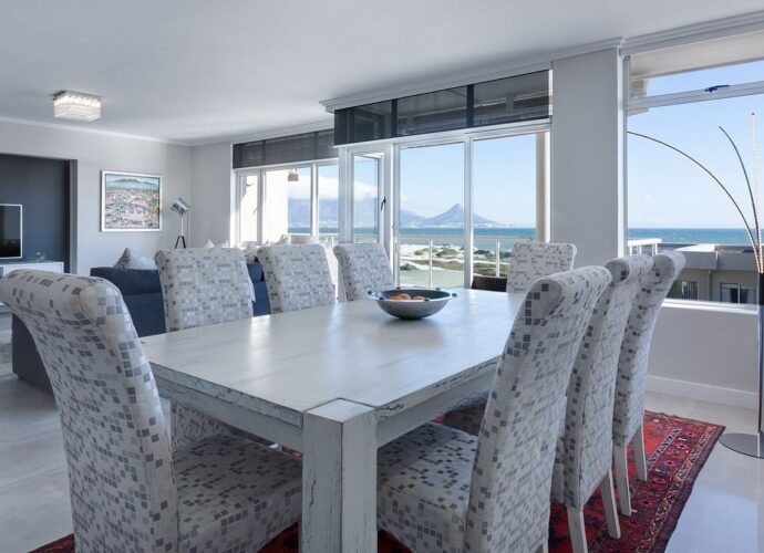 Elegancka jadalnia w nowoczesnym stylu z efektownym oświetleniem