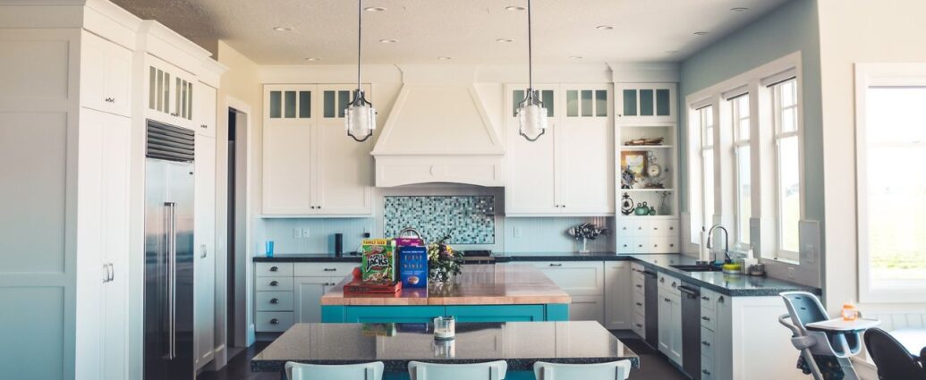 Nowoczesne kuchnia z wyspą i szafkami narożnymi