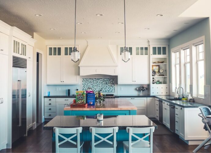 Nowoczesne kuchnia z wyspą i szafkami narożnymi