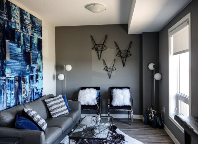Nowoczesny salon z dużym obrazem na ścianie