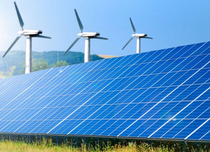 Odnawialne źródła energii (OZE) - wiatraki i panele fotowoltaiczne