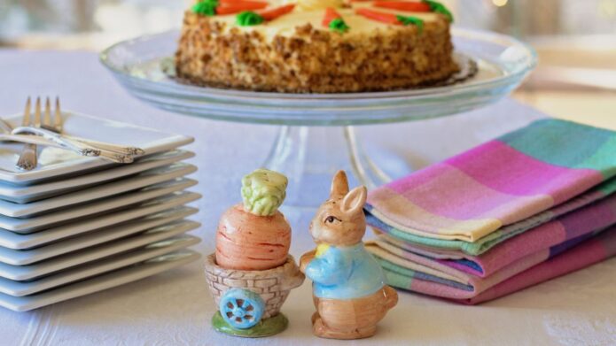 Wielkanocne dekoracje - świąteczne zajączki i serwetki wielkanocne na stole