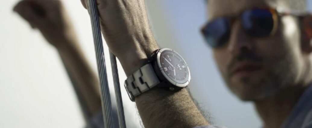 Mężczyzna ze smartwatchem Garmin na ręce