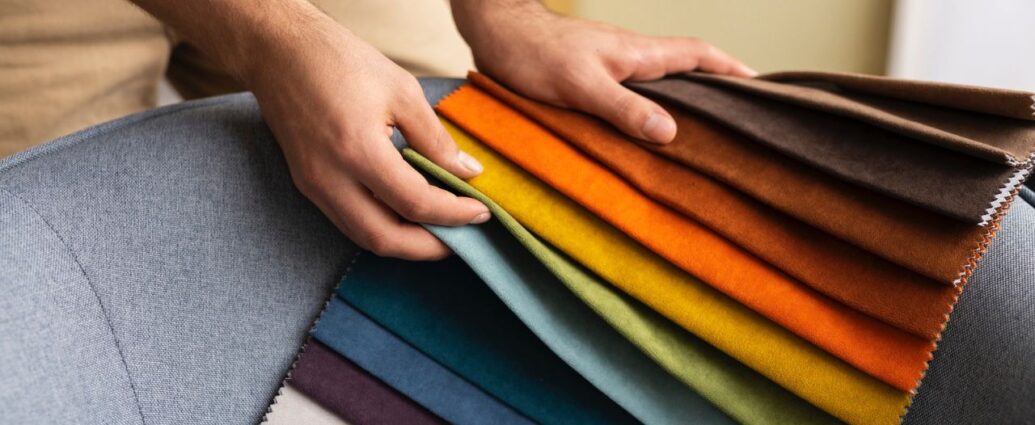 Próbnik tkanin tapicerskich w różnych kolorach