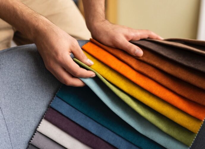 Próbnik tkanin tapicerskich w różnych kolorach