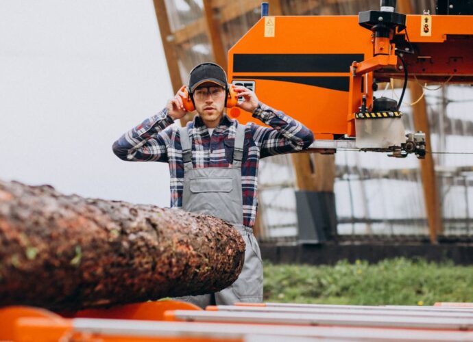 Traki tarczowe to nowoczesne maszyny, które pozwalają na precyzyjne opracowanie drewna