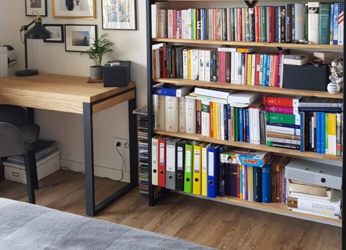 Akcesoria loftowe w mieszkaniu - szafka na książki i biurko