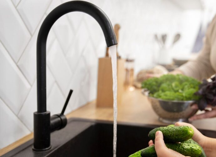 Czarna bateria kuchenna