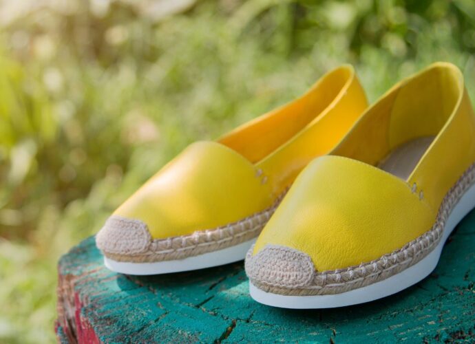 Żółte espadryle na drewnianym blacie