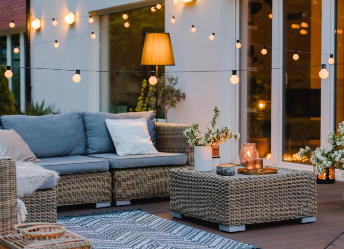 Tara oświetlony lampami zewnętrznymi. Jak wybrać oświetlenie zewnętrzne?