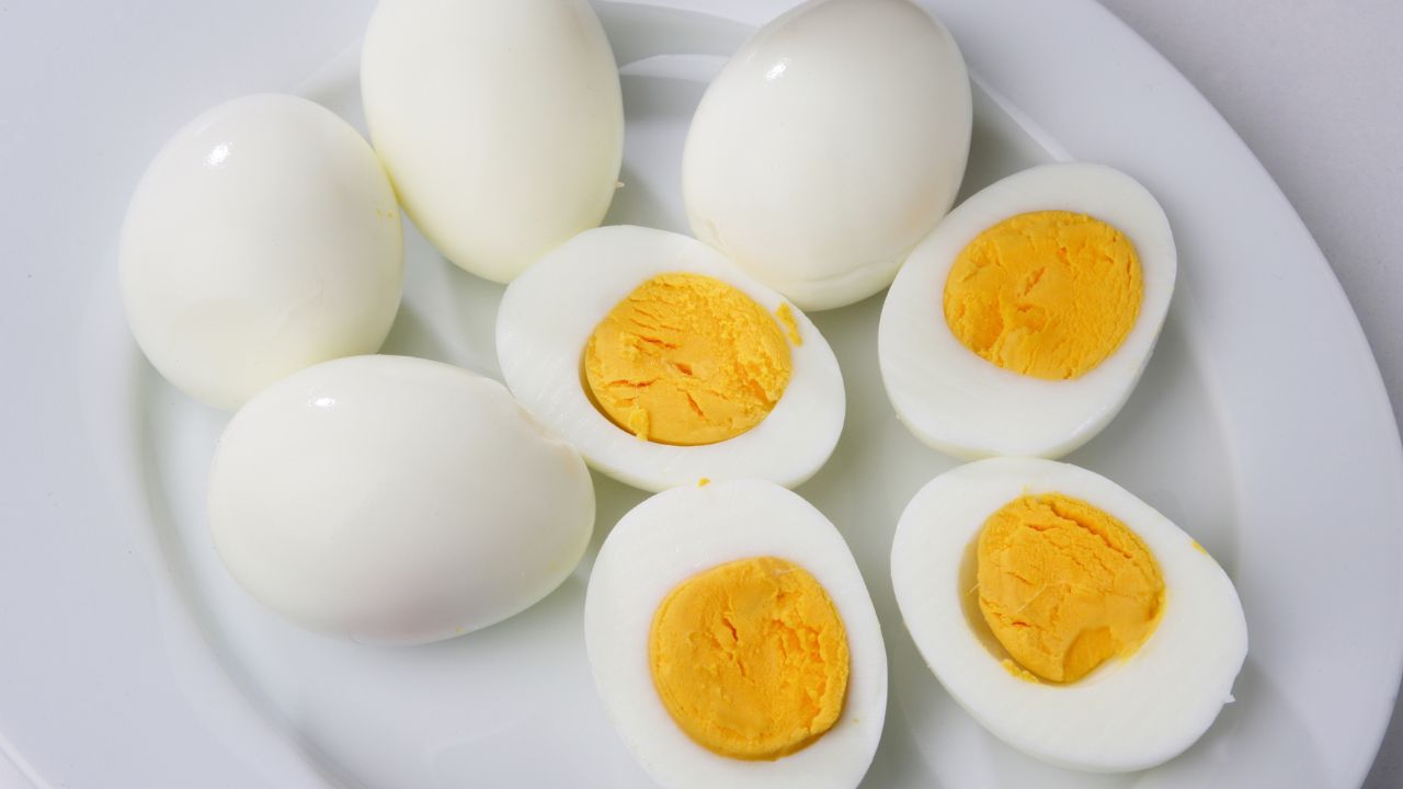 Jajka ugotowane na twardo bez sinej otoczki wokół żółtek 