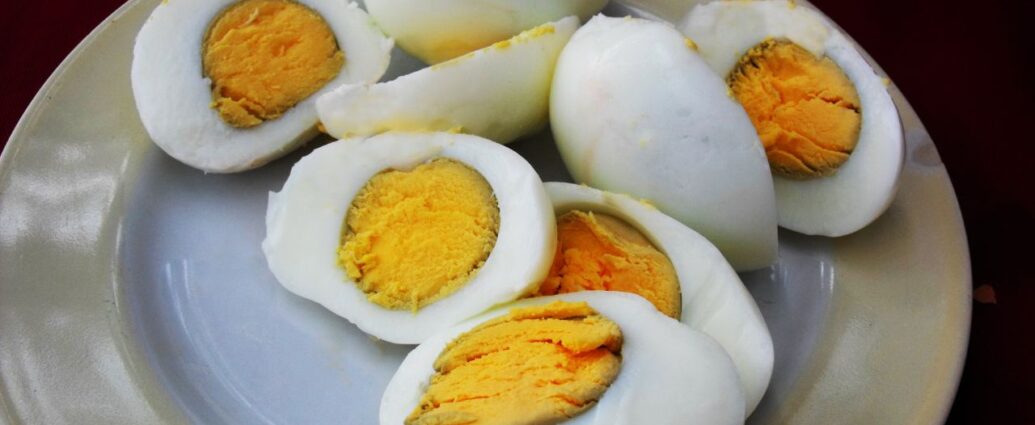 Jajka ugotowane na twardo z żółtkami z siną otoczką
