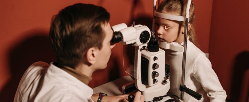 Lekar okulista diagnozuje astygmatyzm