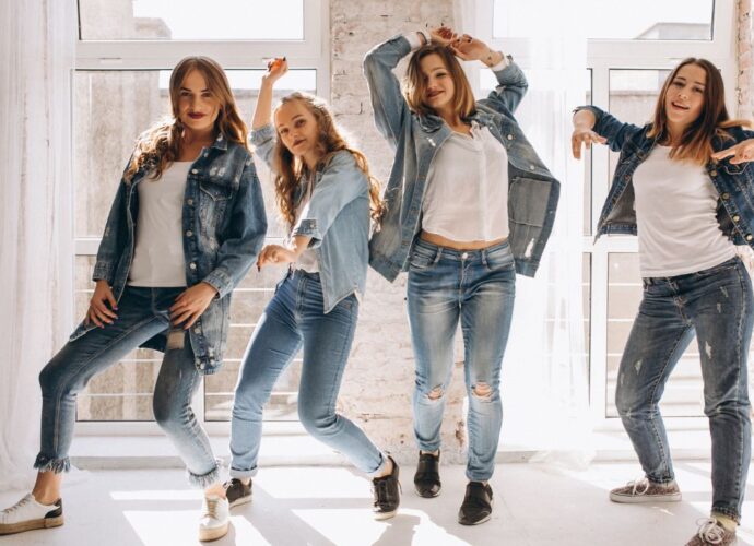 Dziewczyny w jeansach i jeansowych kurtkach