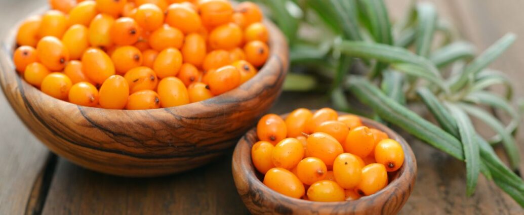 Owoce rokitnika w drewnianych miseczkach