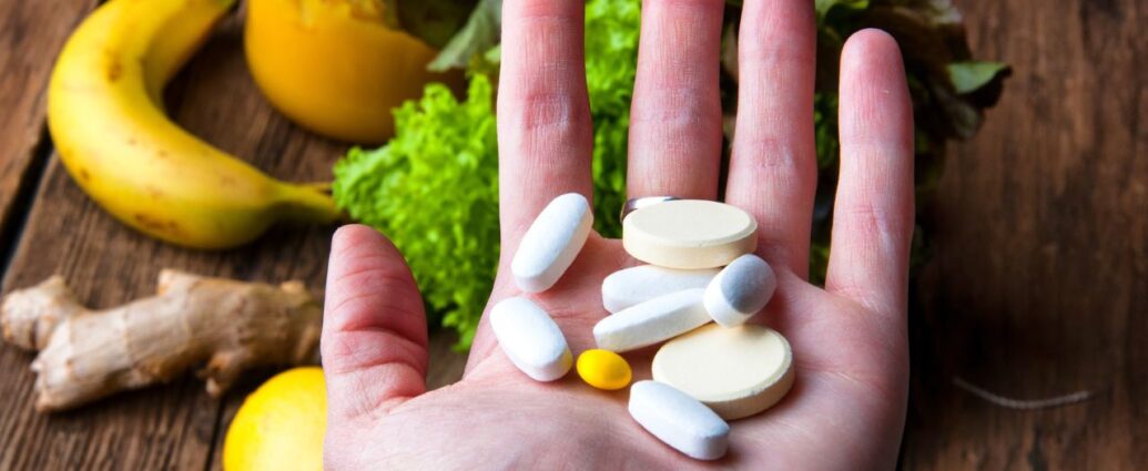 Tabletki, kapsyłki i pastylki - suplementy diety na dłoni