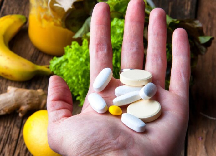 Tabletki, kapsyłki i pastylki - suplementy diety na dłoni