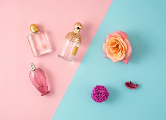 Flakoniki perfum i kwiaty