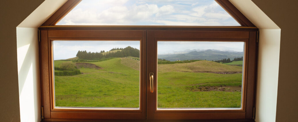 Zamknięte okno drewniane z pięknym widokiem