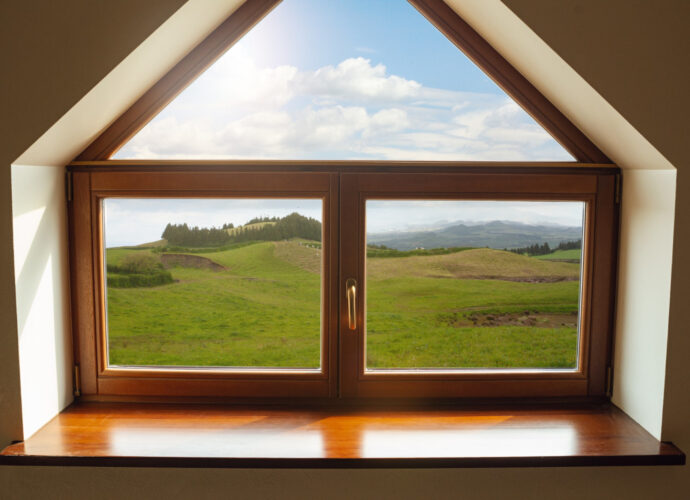 Zamknięte okno drewniane z pięknym widokiem