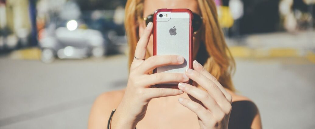 Dziewczyna robi zdjęcie za pomocą iPhone'a