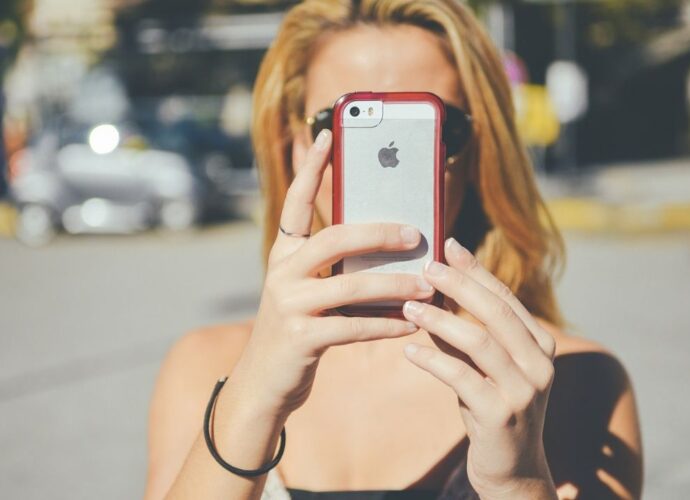 Dziewczyna robi zdjęcie za pomocą iPhone'a