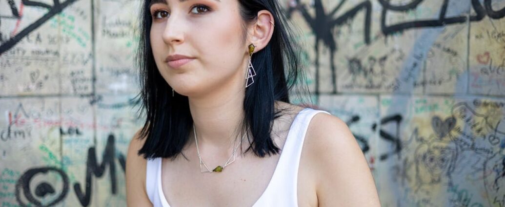 Dziewczyna w biżuterii z bursztynem