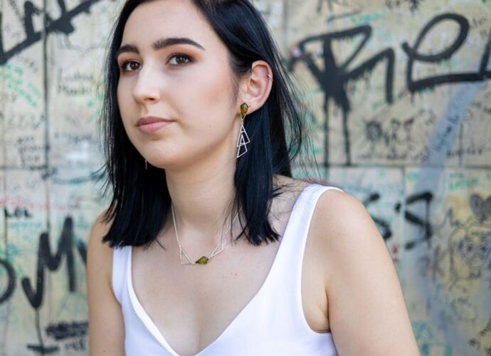 Dziewczyna w biżuterii z bursztynem