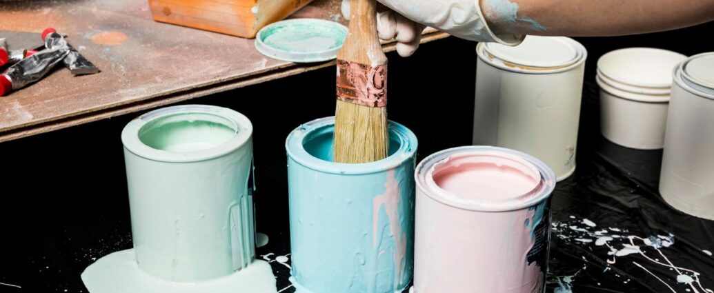 Puszki z farbami kredowymi idealnymi do samodzielnego remontu