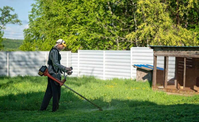 Pielęgnowanie trawnika za pomocą podkaszarki