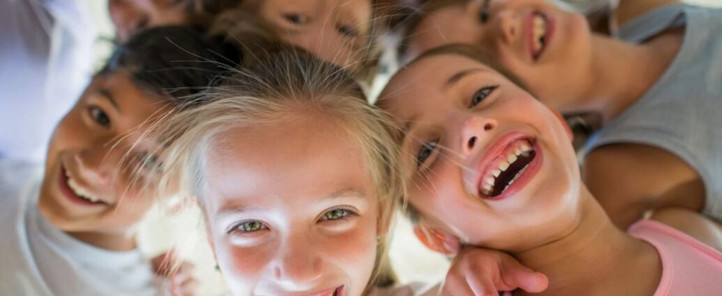 Radosne dzieci na obozie młodzieżowym