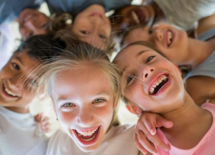 Radosne dzieci na obozie młodzieżowym