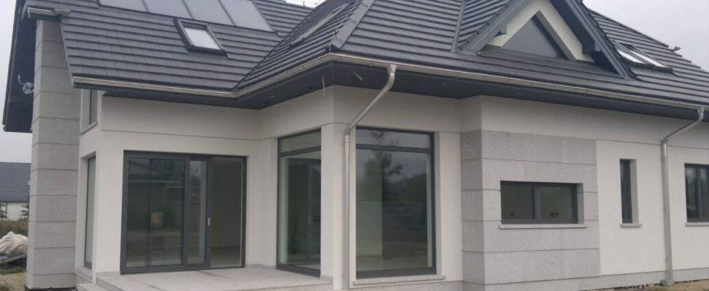 Dom z oknami tarasowymi