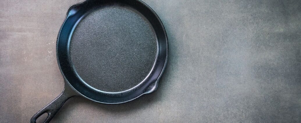 Czarna patelnia żeliwna