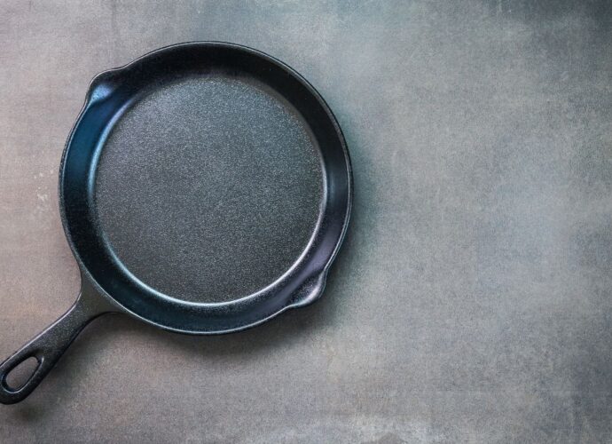 Czarna patelnia żeliwna