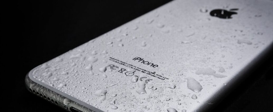 IPhone zalany wodą