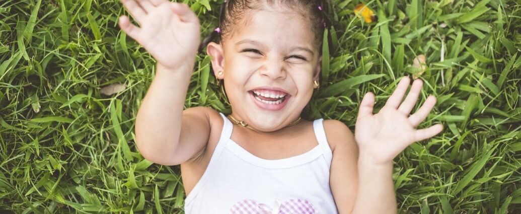 Dziewczynka leżąca na trawie