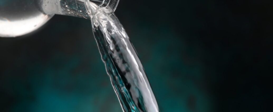 Czysta woda lejąca się z butelki