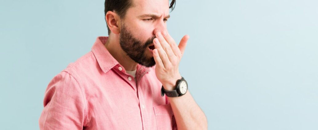 Mężczyzna sprawdza zapach z ust