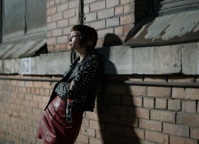 Młoda kobieta w kurtce ramonesce