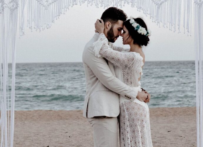 Młoda Para w czasie uroczystości na plaży