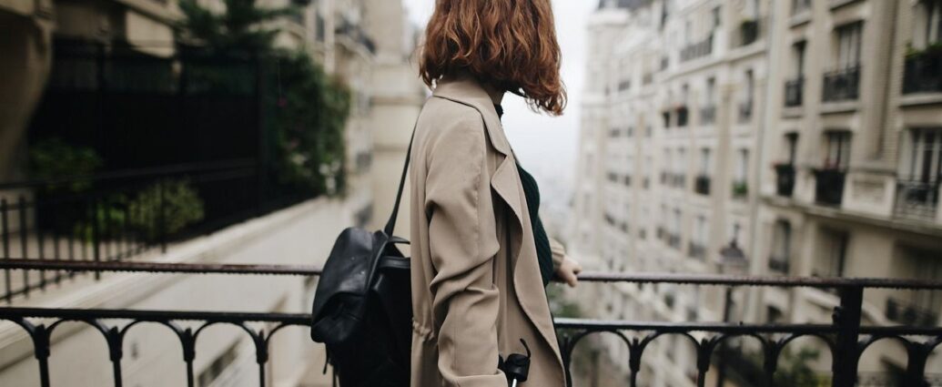 Młoda kobieta w szykownej stylizacji na wiosnę