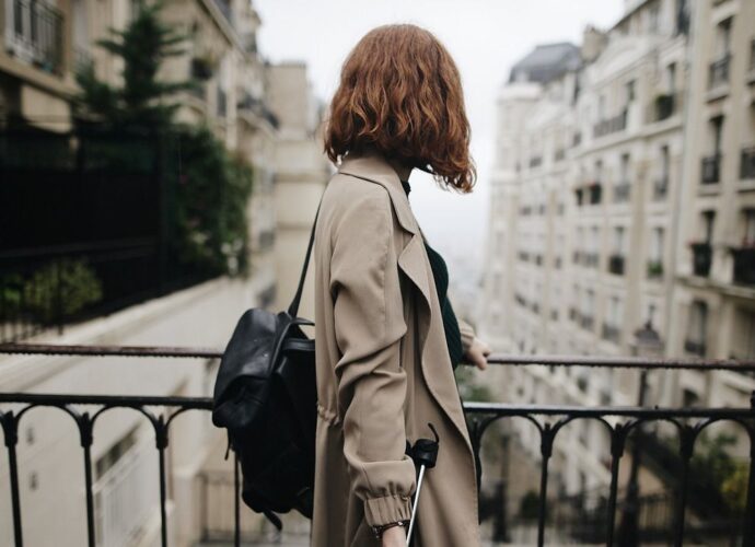 Młoda kobieta w szykownej stylizacji na wiosnę