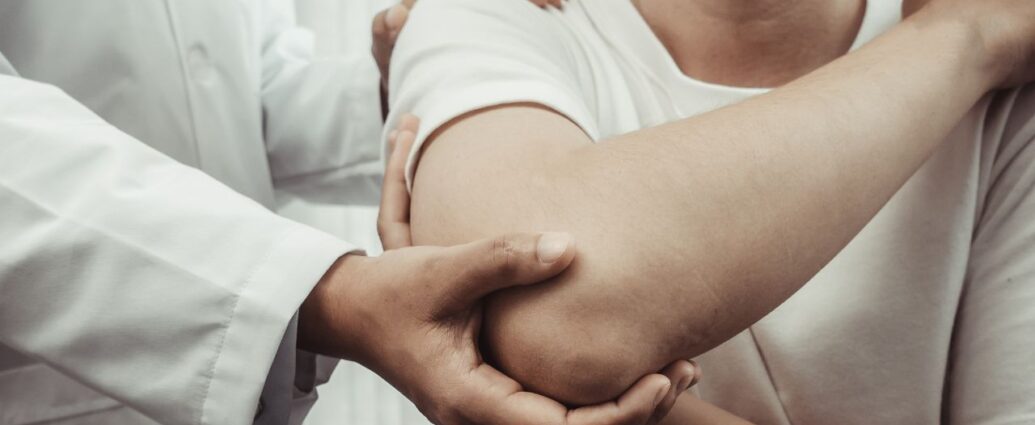 Fizjoterapeuta pracuje z pacjentem