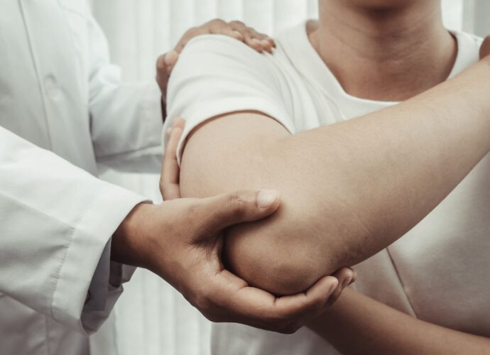 Fizjoterapeuta pracuje z pacjentem