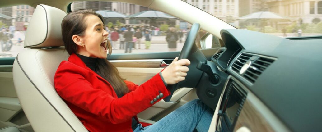 Młoda kobieta za kierownicą samochodu
