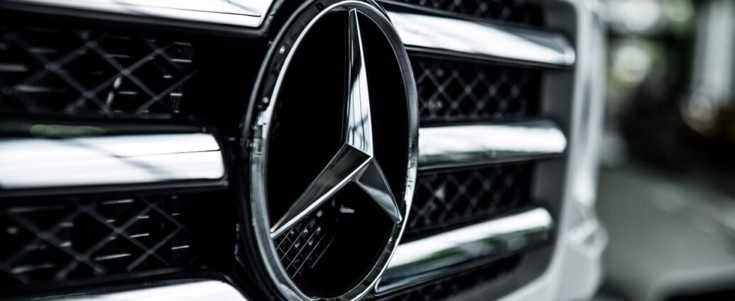 Grill samochodu marki mercedes z widocznym symbolem marki